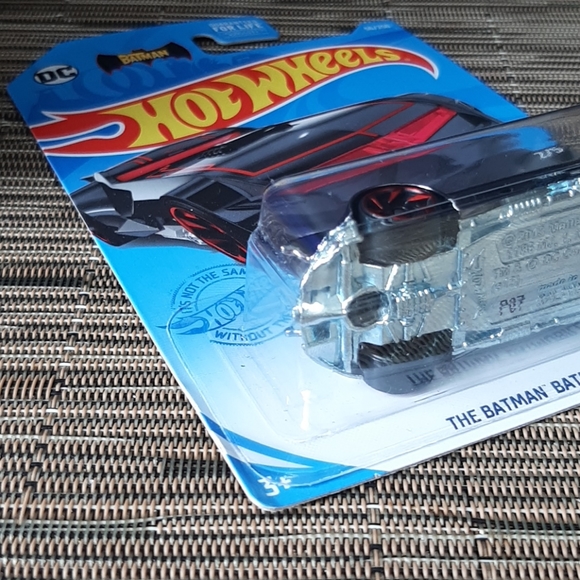 Hot Wheels DC Comics Batman Batmobile 2021 Batman Collection - Picture 6 of 7